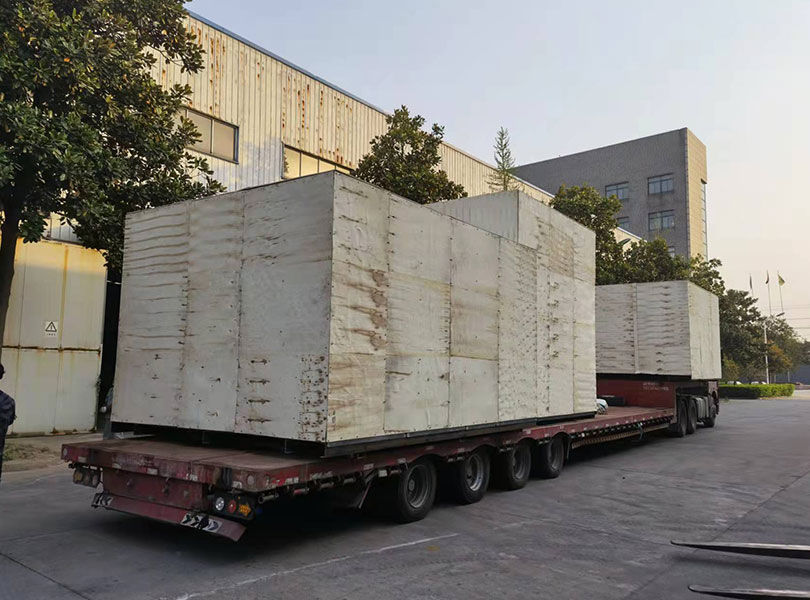 土庫(kù)曼斯坦發(fā)貨-8腔吹瓶機(jī)和80頭三合一灌裝機(jī)1 土庫(kù)曼斯坦發(fā)貨-8腔吹瓶機(jī)和80頭三合一灌裝機(jī)1