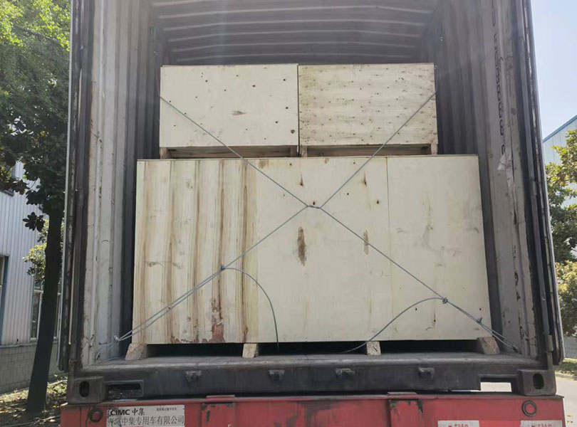 土庫(kù)曼斯坦發(fā)貨-8腔吹瓶機(jī)和80頭三合一灌裝機(jī)3 土庫(kù)曼斯坦發(fā)貨-8腔吹瓶機(jī)和80頭三合一灌裝機(jī)3